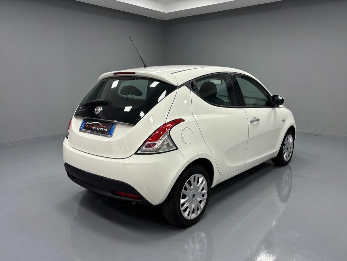 Lancia Ypsilon 1.2 69 CV Silver 11.2011
