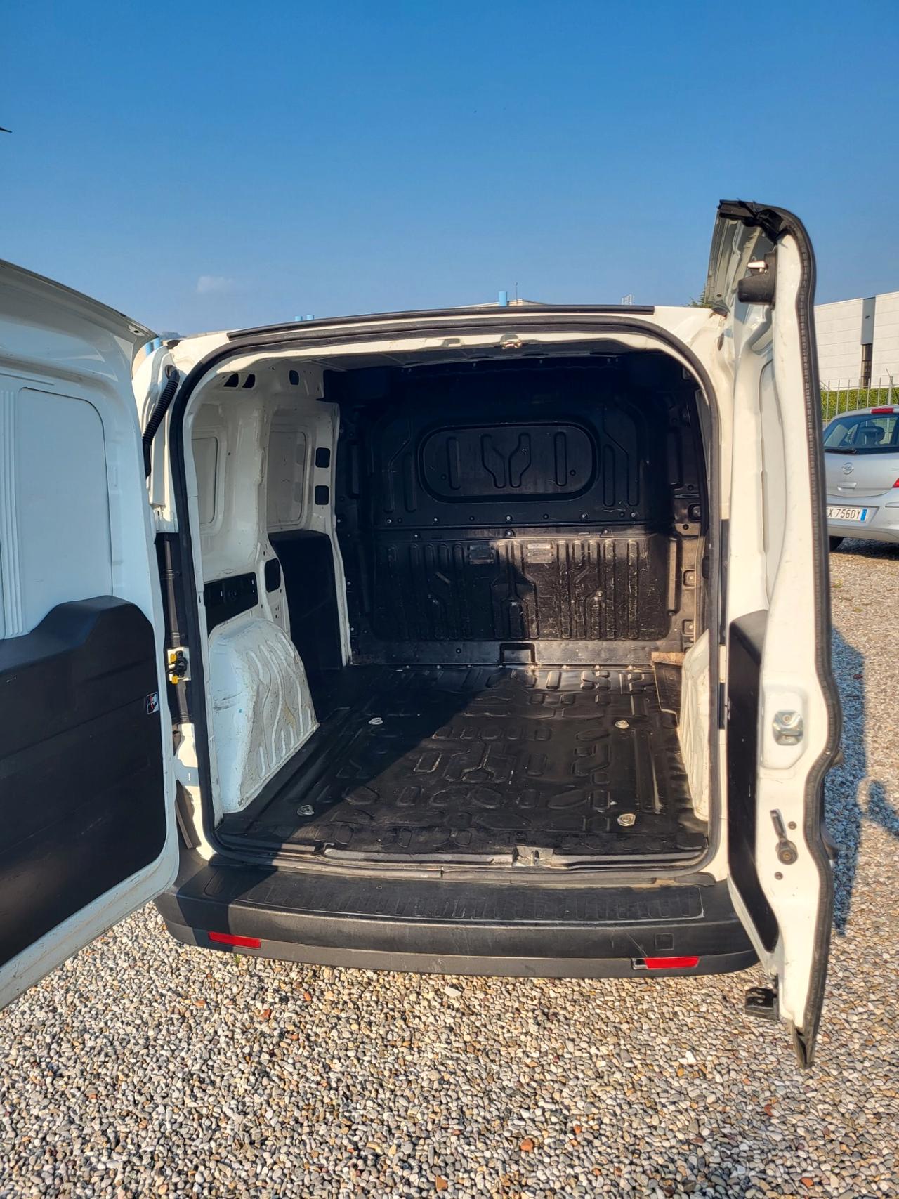 Fiat Doblo furgone con gancio