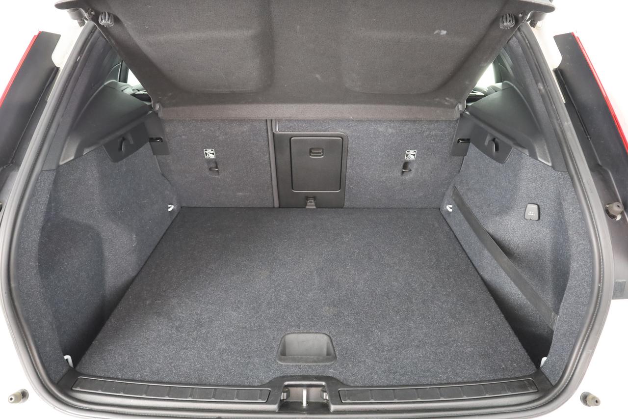 VOLVO XC40 (2017--->) XC40 D3 AWD Geartronic Business Plus/Momentum Pro