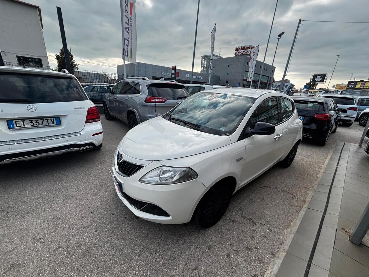 Lancia Ypsilon 1.0 FireFly 5 porte S&S Hybrid Ecochic Silver