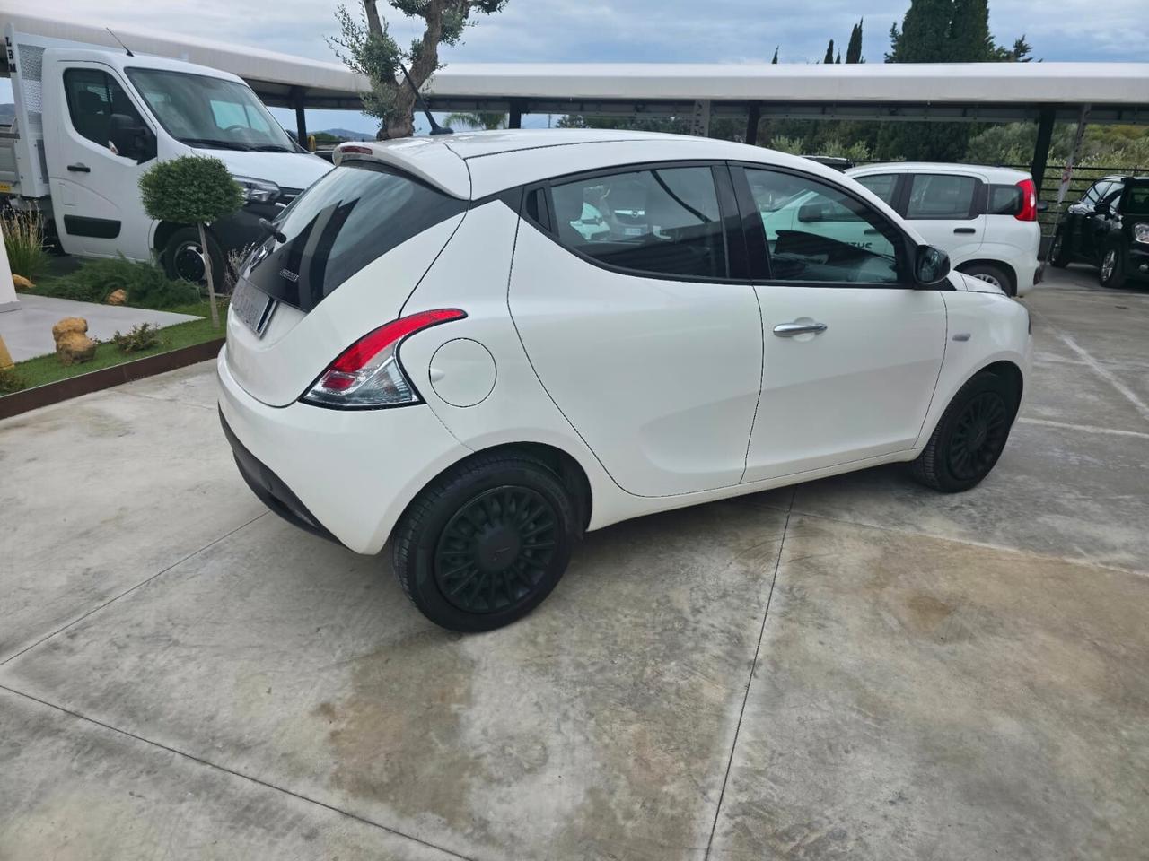 Lancia Ypsilon 1.0 FireFly 5 porte S&S Hybrid Ecochic A. Ferretti