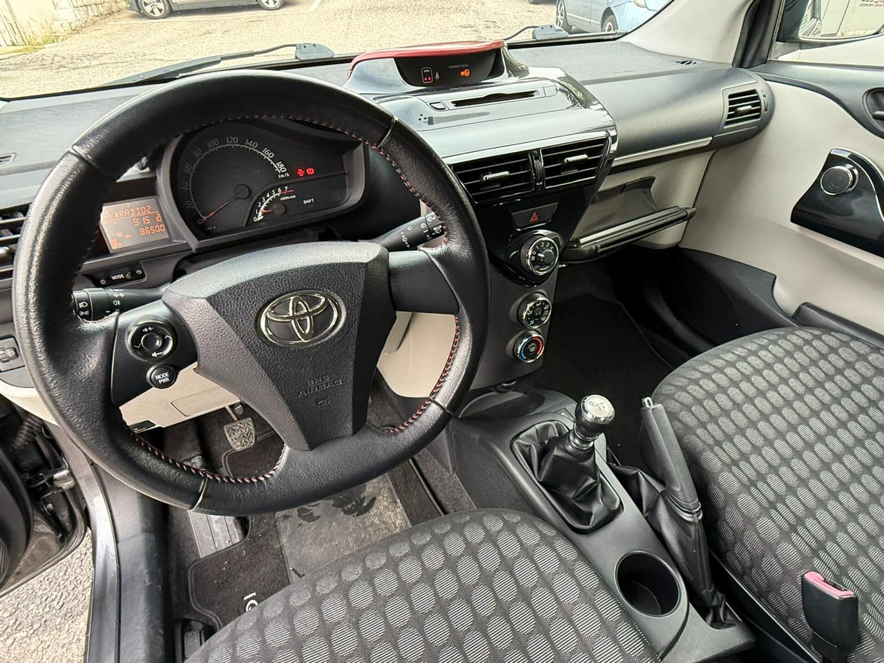 Toyota iQ 1.0 Lounge 4 Posti