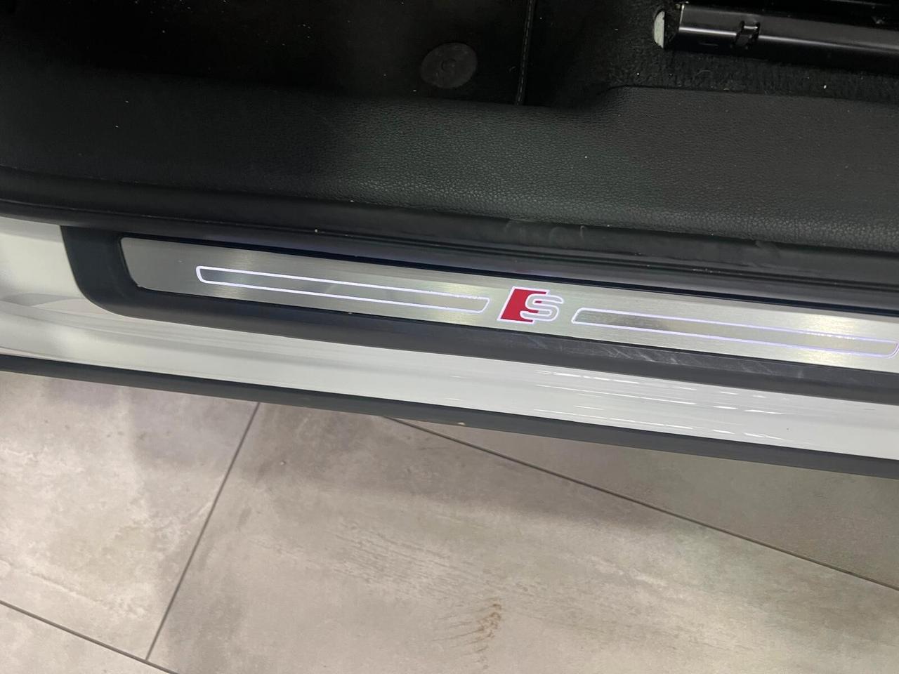 Audi Q3 35 TDI Identity Black