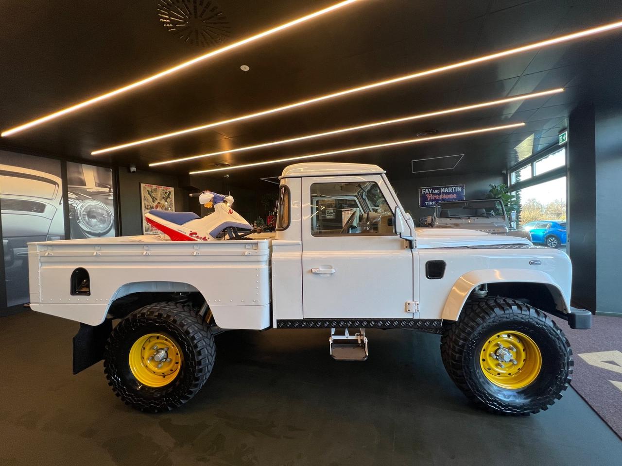 Land Rover Defender 110 2.4 TD4 High Capacity Pick Up E "The world's style"