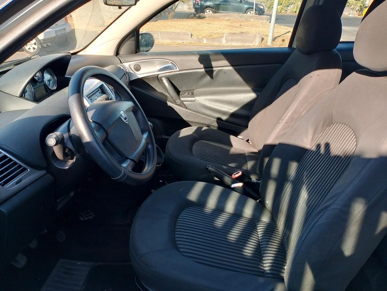 Lancia Ypsilon 1.2 16V Momo Design
