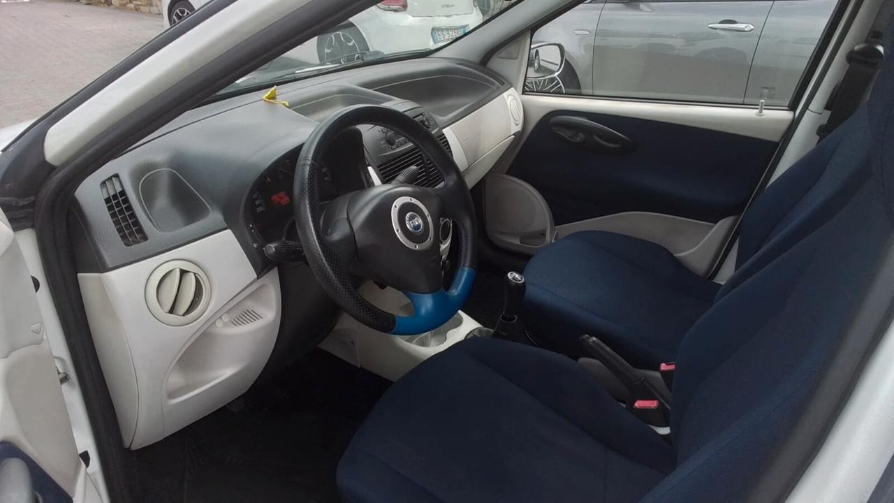 Fiat Punto 1.9 JTD 5 porte con gancio di traino omologato