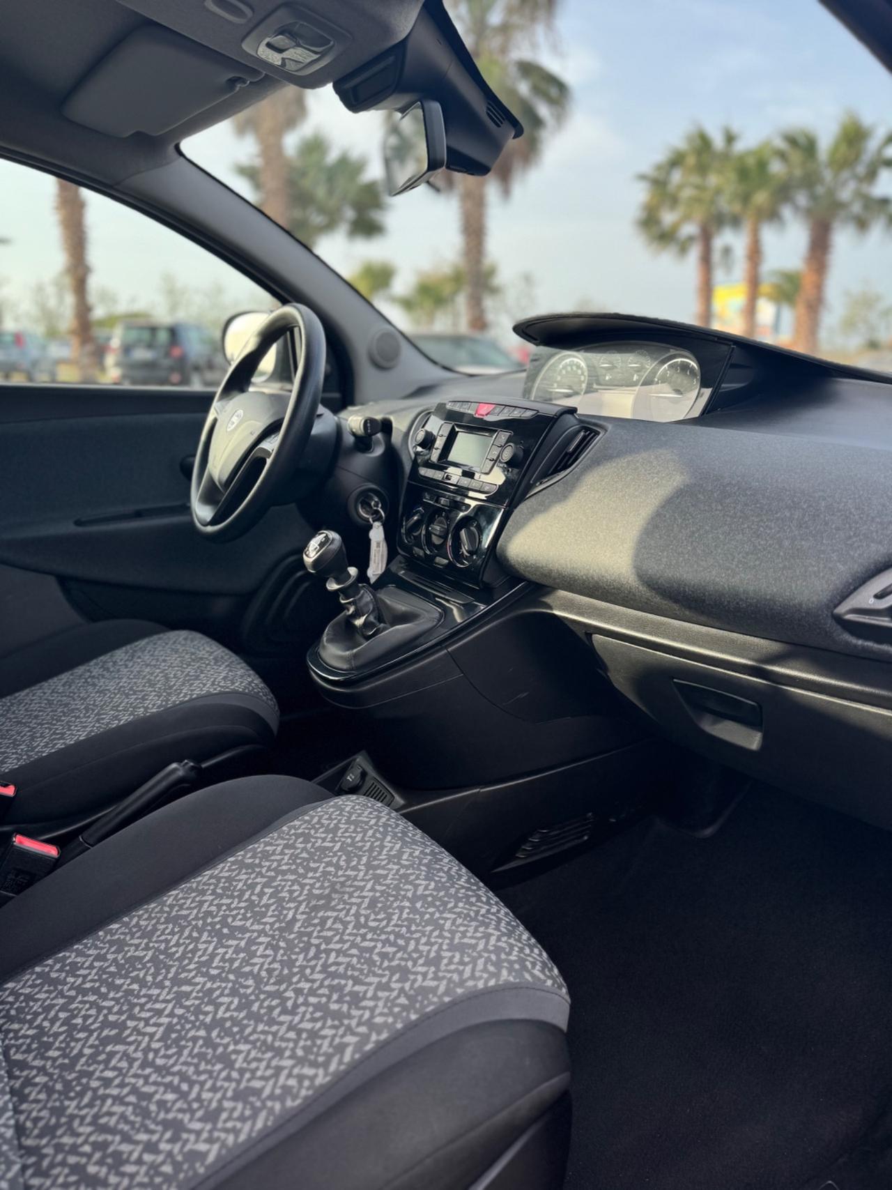 Lancia Ypsilon 1.0 FireFly 5 porte S&S Hybrid Ecochic Silver
