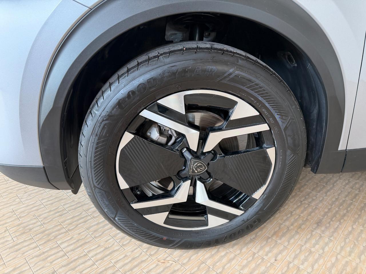 Peugeot 2008 Hybrid 145 e-DCS6 GT KM 9000 2025 Bicolor