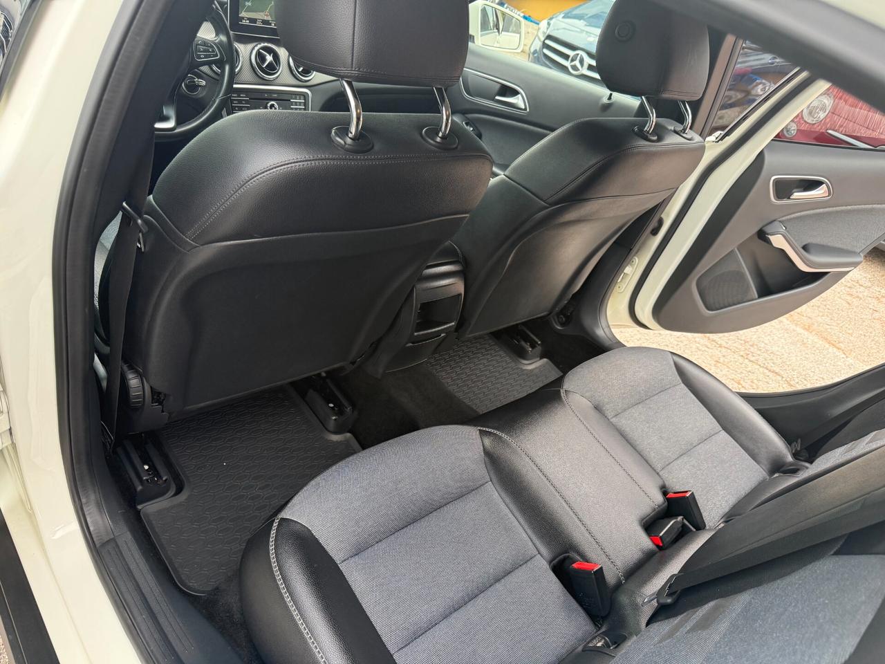 " DA VETRINA " Mercedes-benz GLA 180 d Business