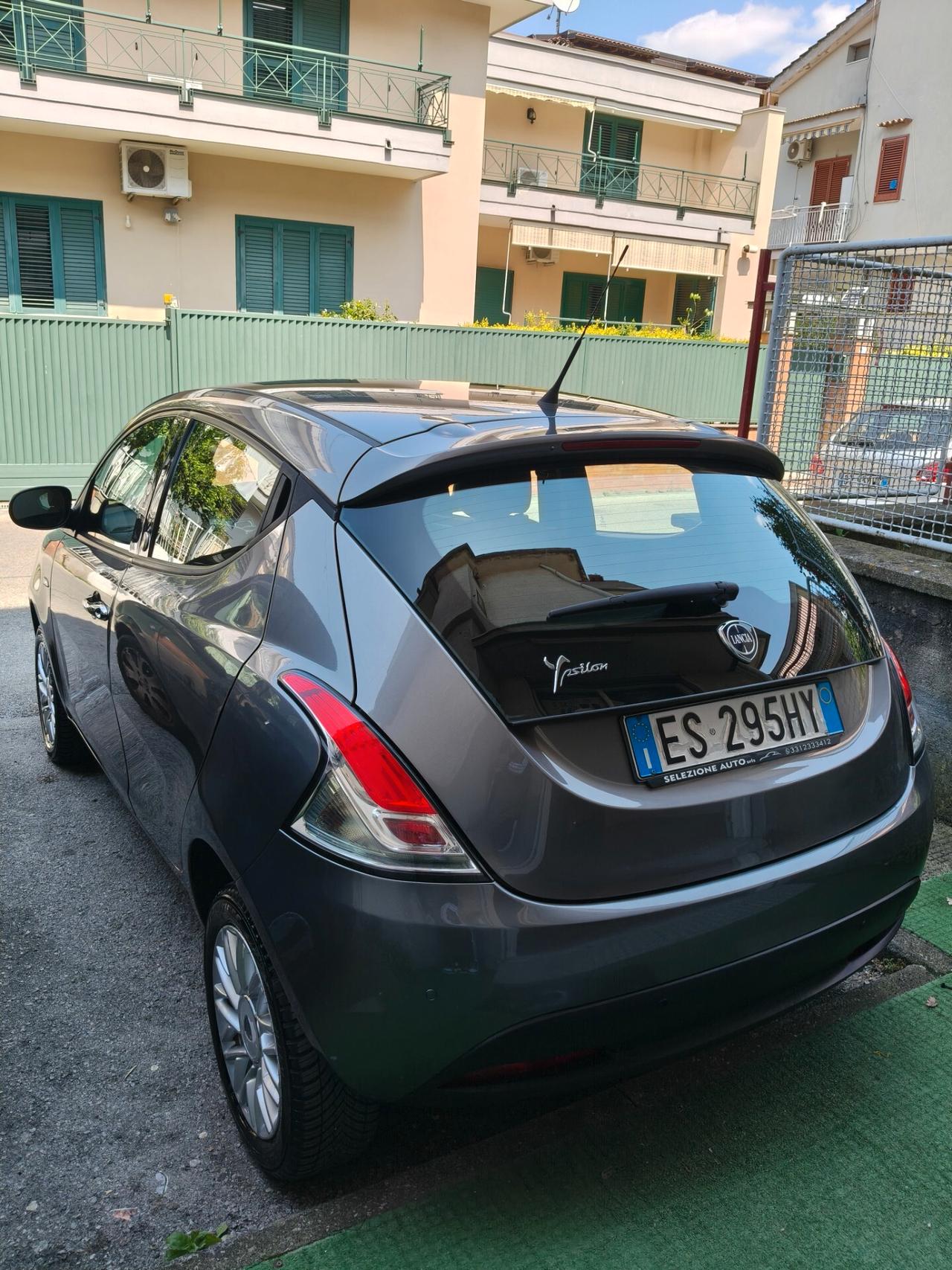 Lancia Ypsilon 5 porte Metano Ecochic Gold