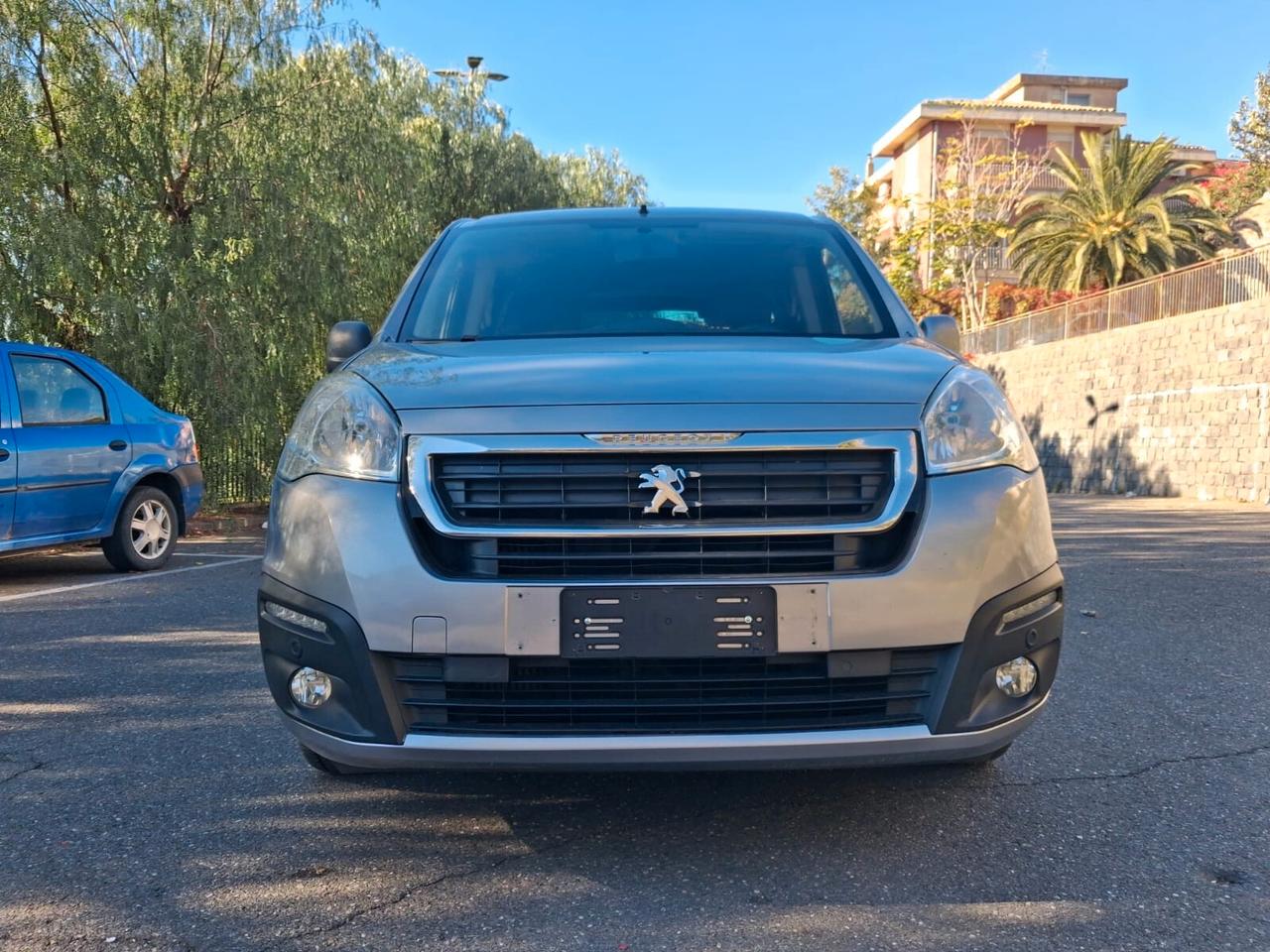 Peugeot Partner Pianale ribassato con rampa disabili in carrozzina