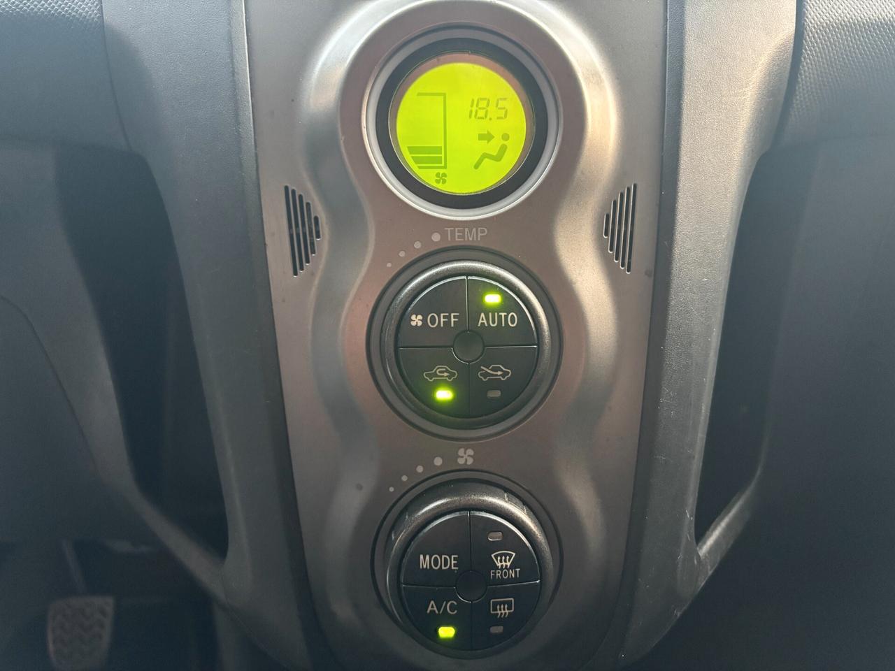 Toyota Yaris 1.0 5 porte Sol