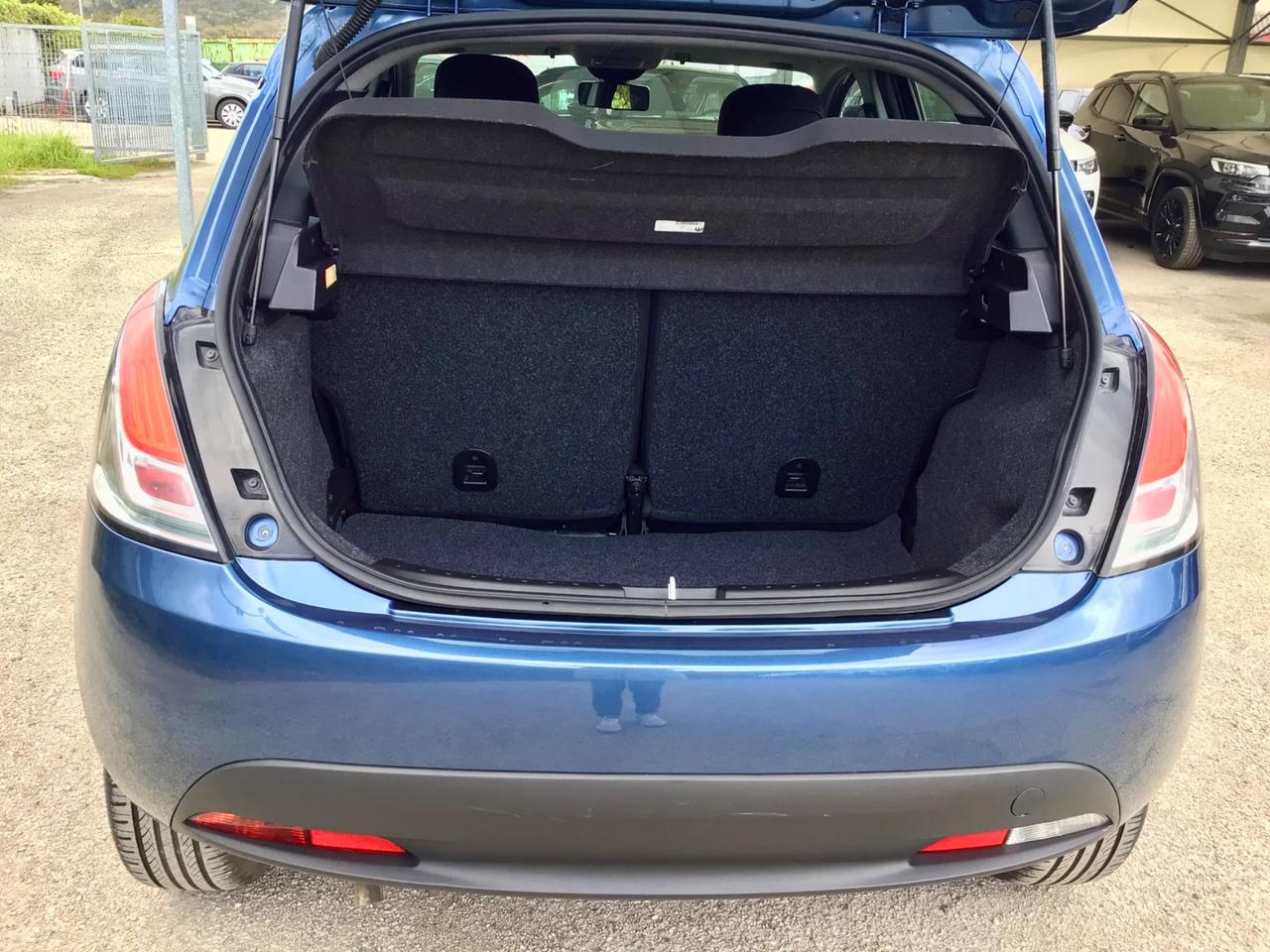 Lancia Ypsilon 1.0 FireFly 70 Cv Hybrid Silver