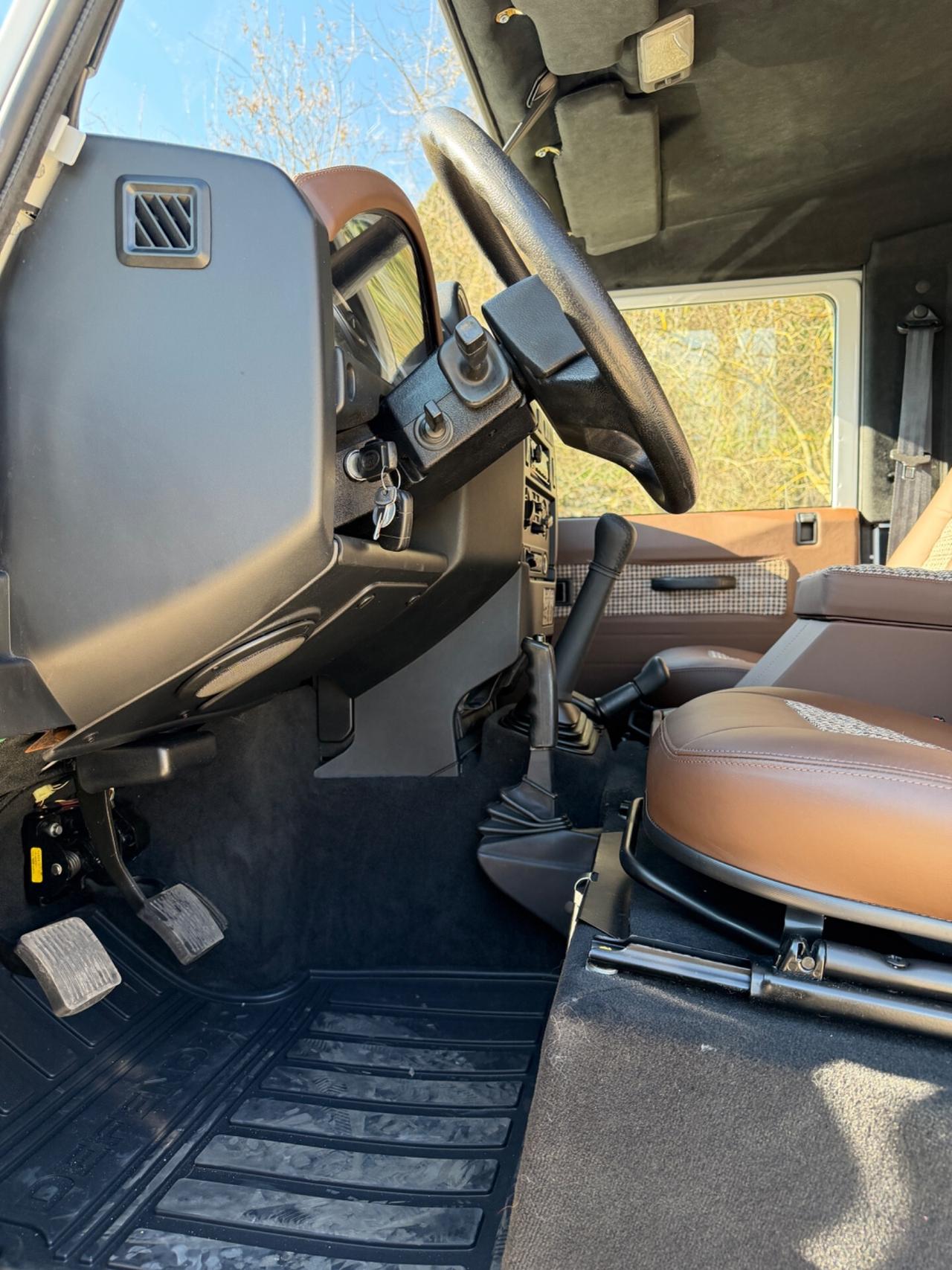 Land Rover Defender 90 2.4 TD4 Station Wagon SE N1