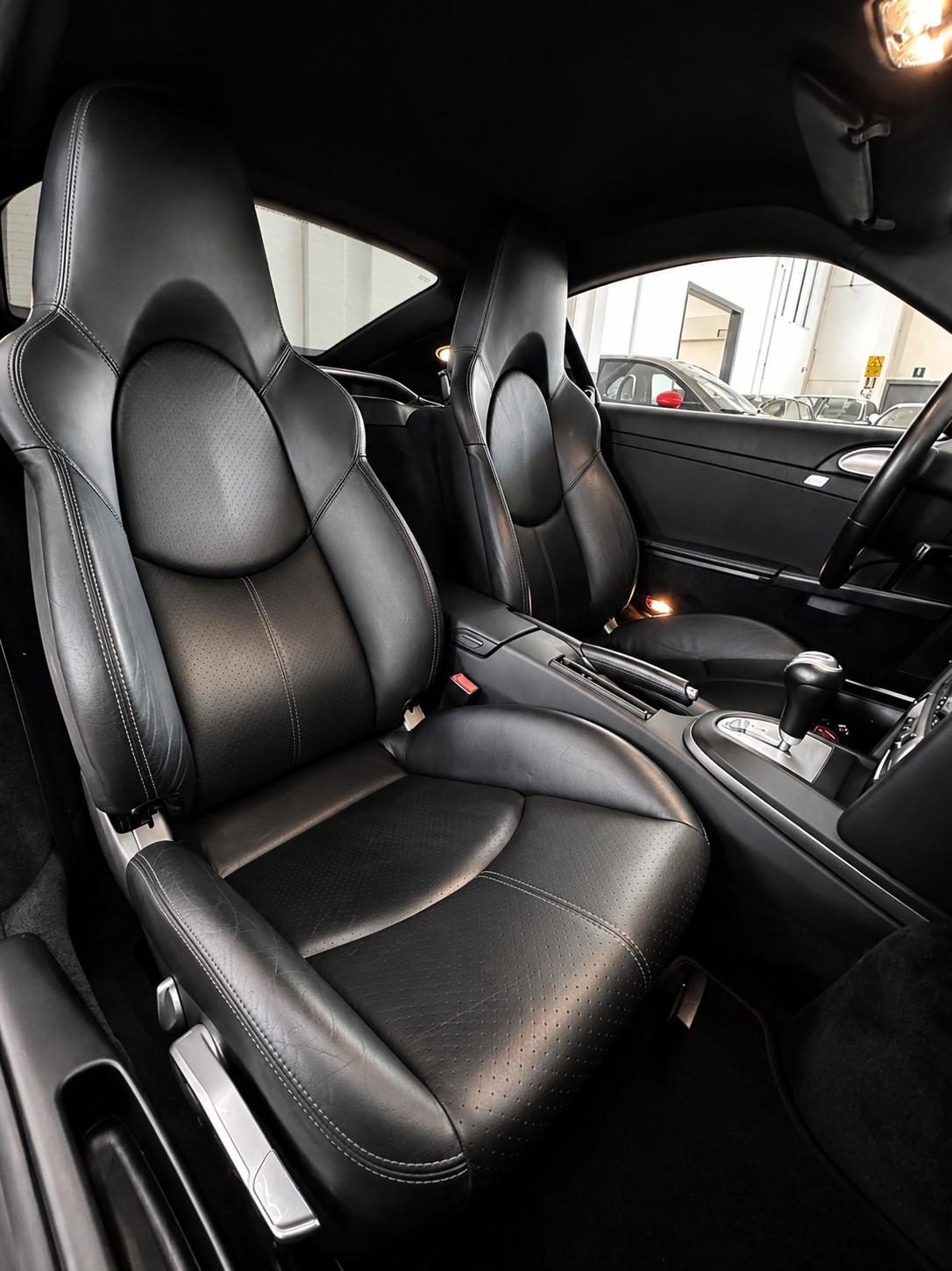 Porsche Cayman 2.7