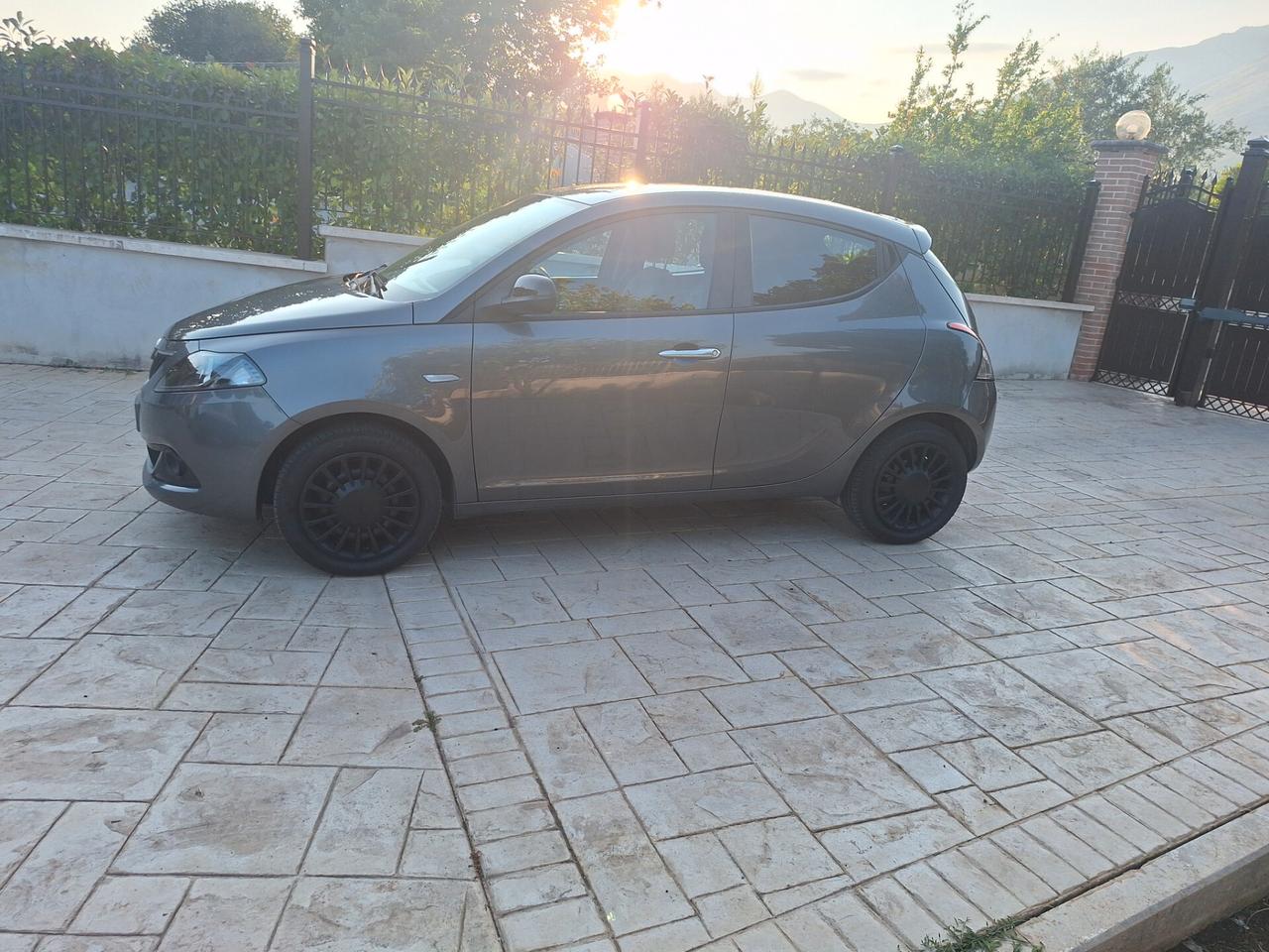 Lancia Ypsilon 1.0 FireFly 5 porte S&S Hybrid Silver