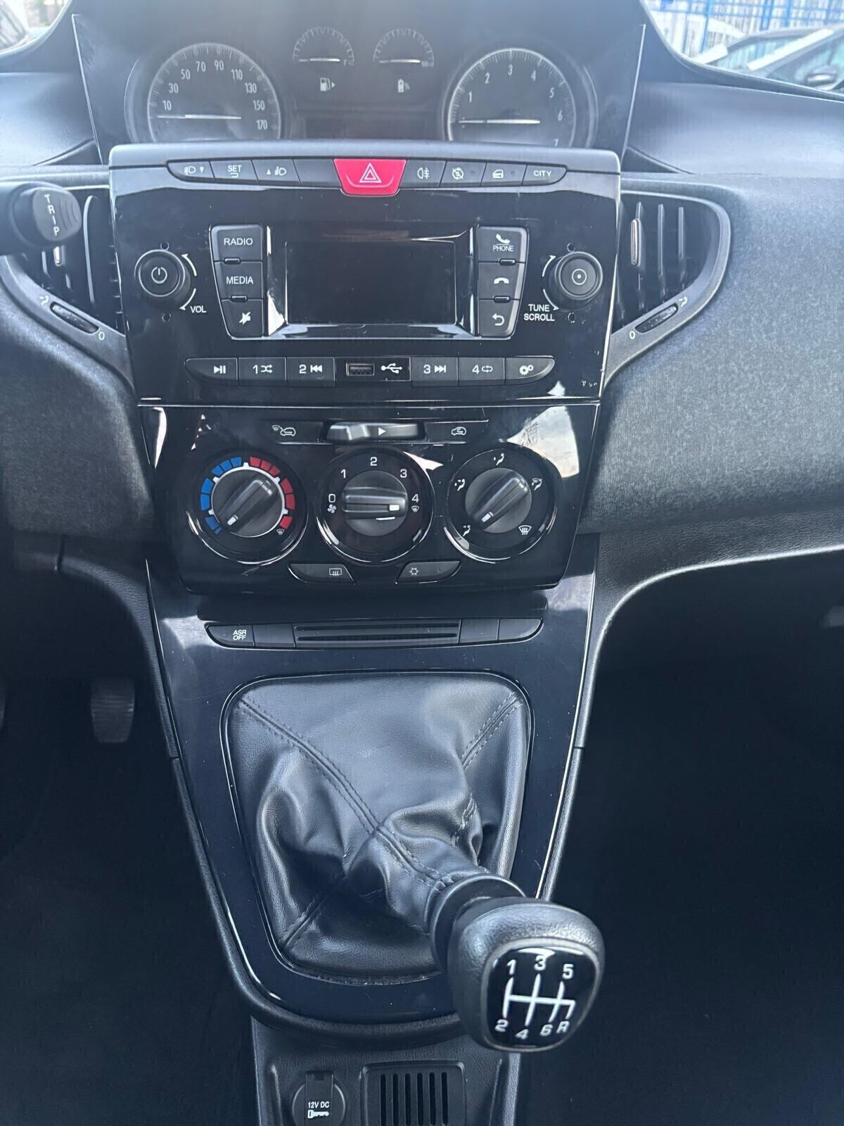 Lancia Ypsilon 1.0 FireFly 5 porte S&S Hybrid Ecochic Gold