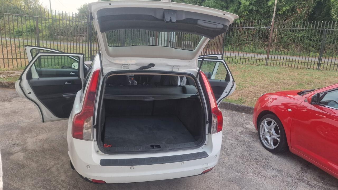 Volvo V50 1.6 D DRIVE cat R-Design "130.000 Km"