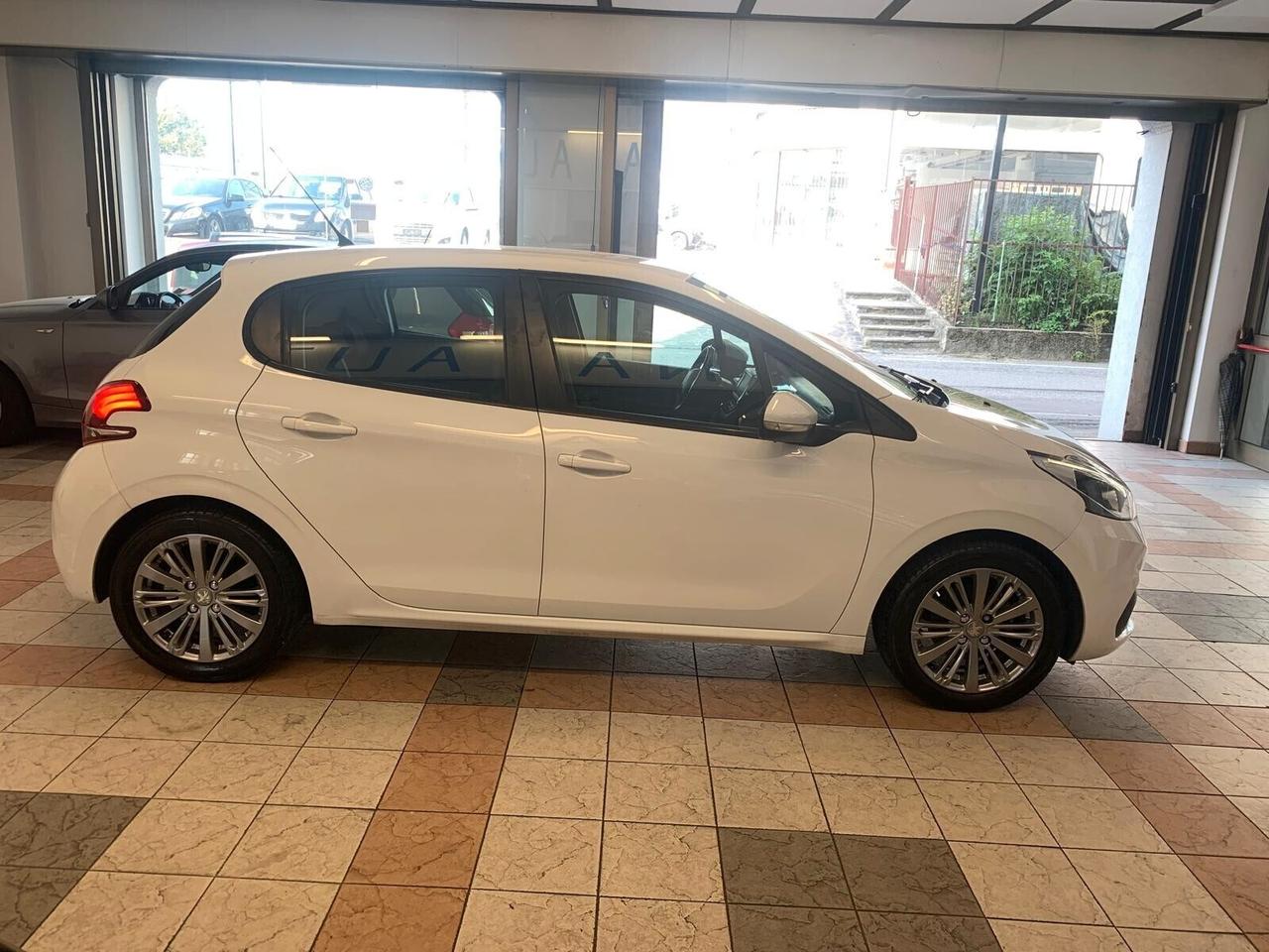 Peugeot 208 PureTech 82 5 porte Allure