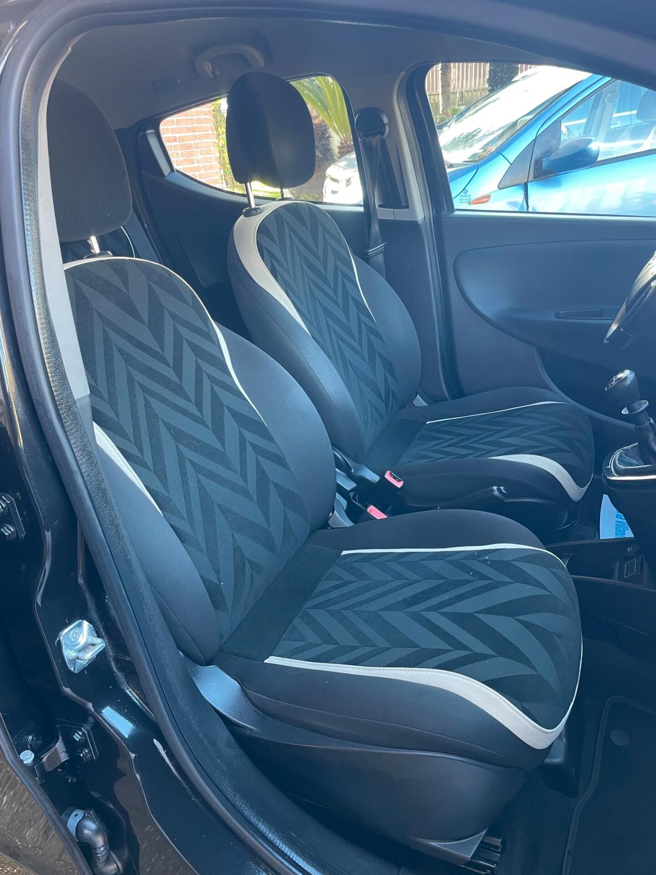 Lancia Y Ypsilon 1.2 69 CV 5p Platinum DISTRIB FULL NEOPATENTATI