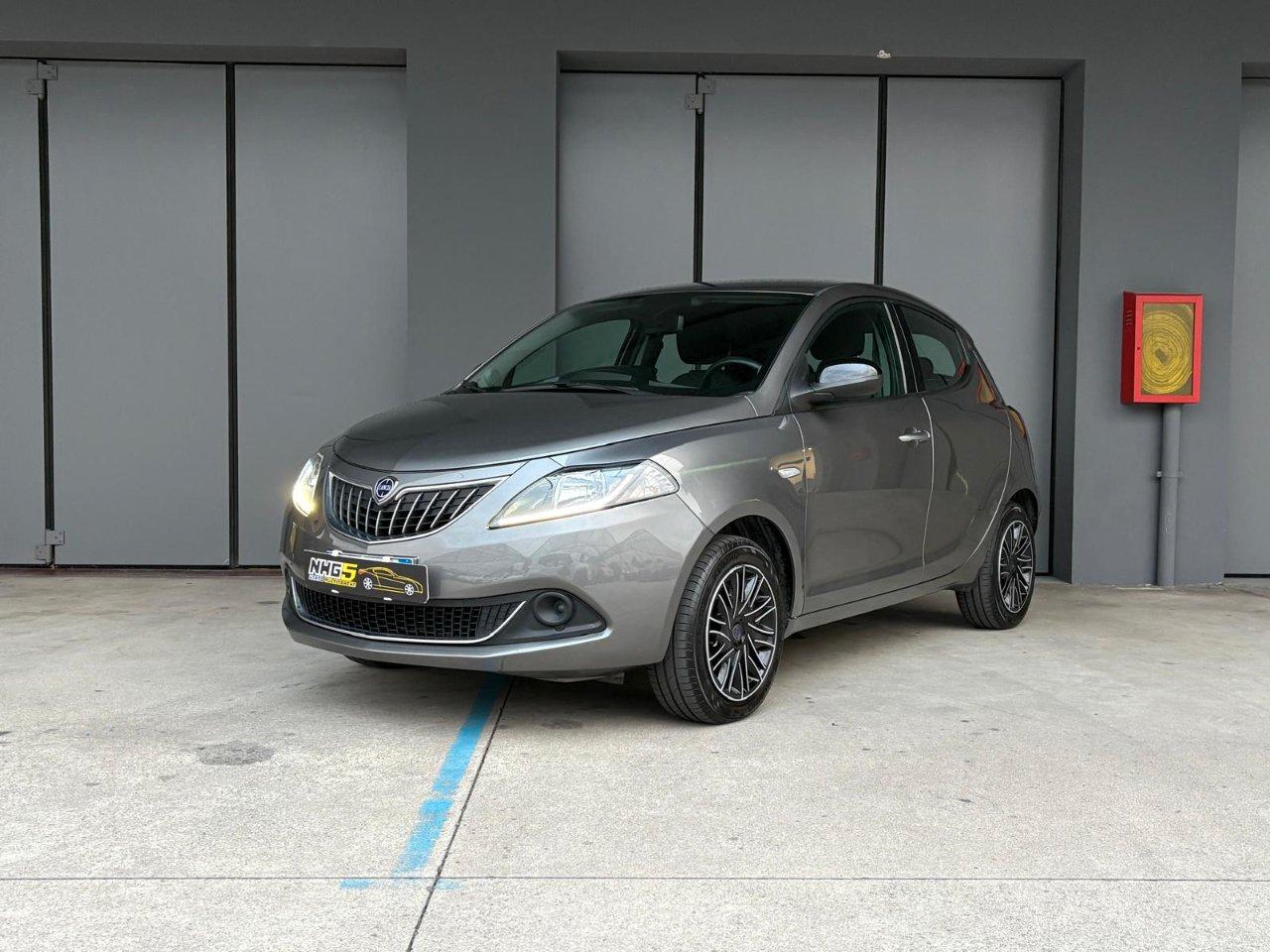 Lancia Ypsilon 1.0 firefly hybrid Silver s&s 70cv 5p.ti