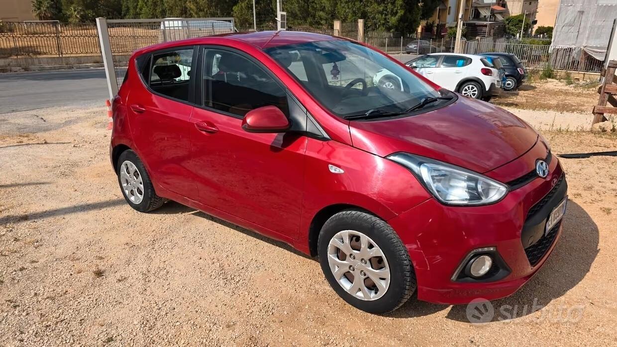Hyundai i10 1.0 70CV classic pro ( FA UN PO DI FUMO BIANCO ED HA UN CONSUMO D'OLIO ),