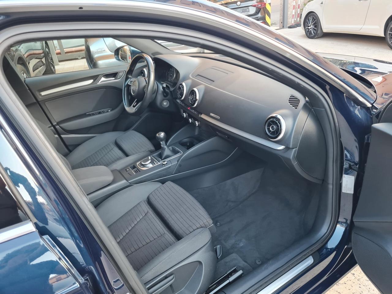 Audi A3 Sportback - 1.6 TDI Sport . Cerchi da 18 pollici Carplay