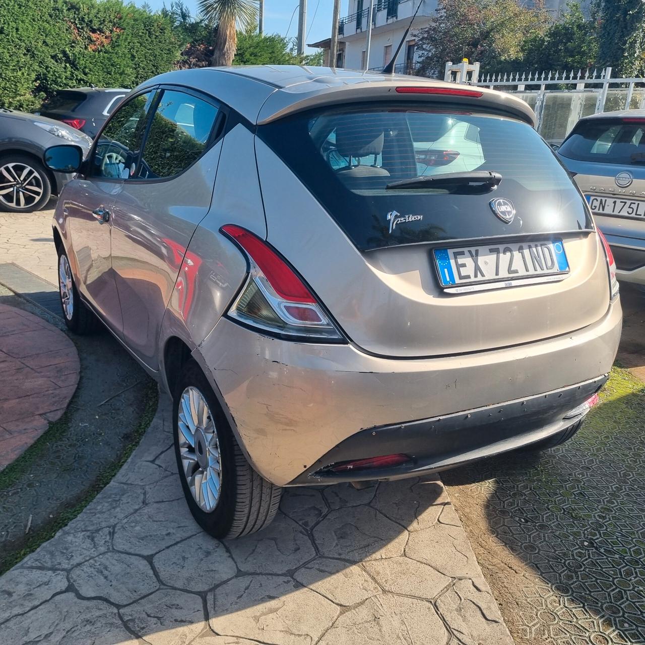 Lancia Ypsilon 0.9 TwinAir 85 CV 5 porte Metano Ecochic Silver