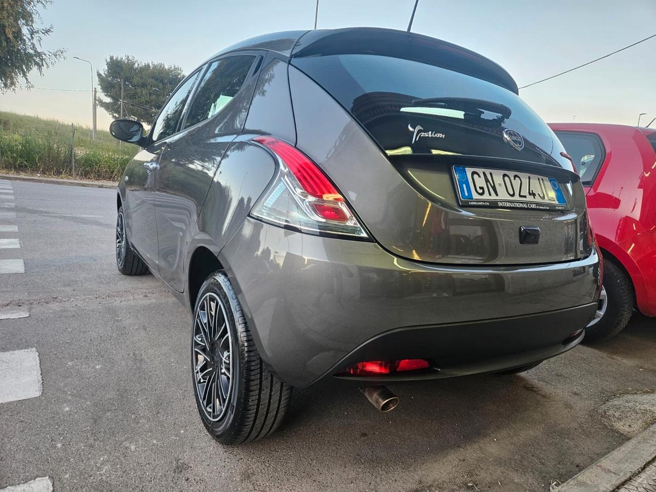 Lancia Ypsilon 1.0 Firefly Hybrid S&S GOLD 70CV