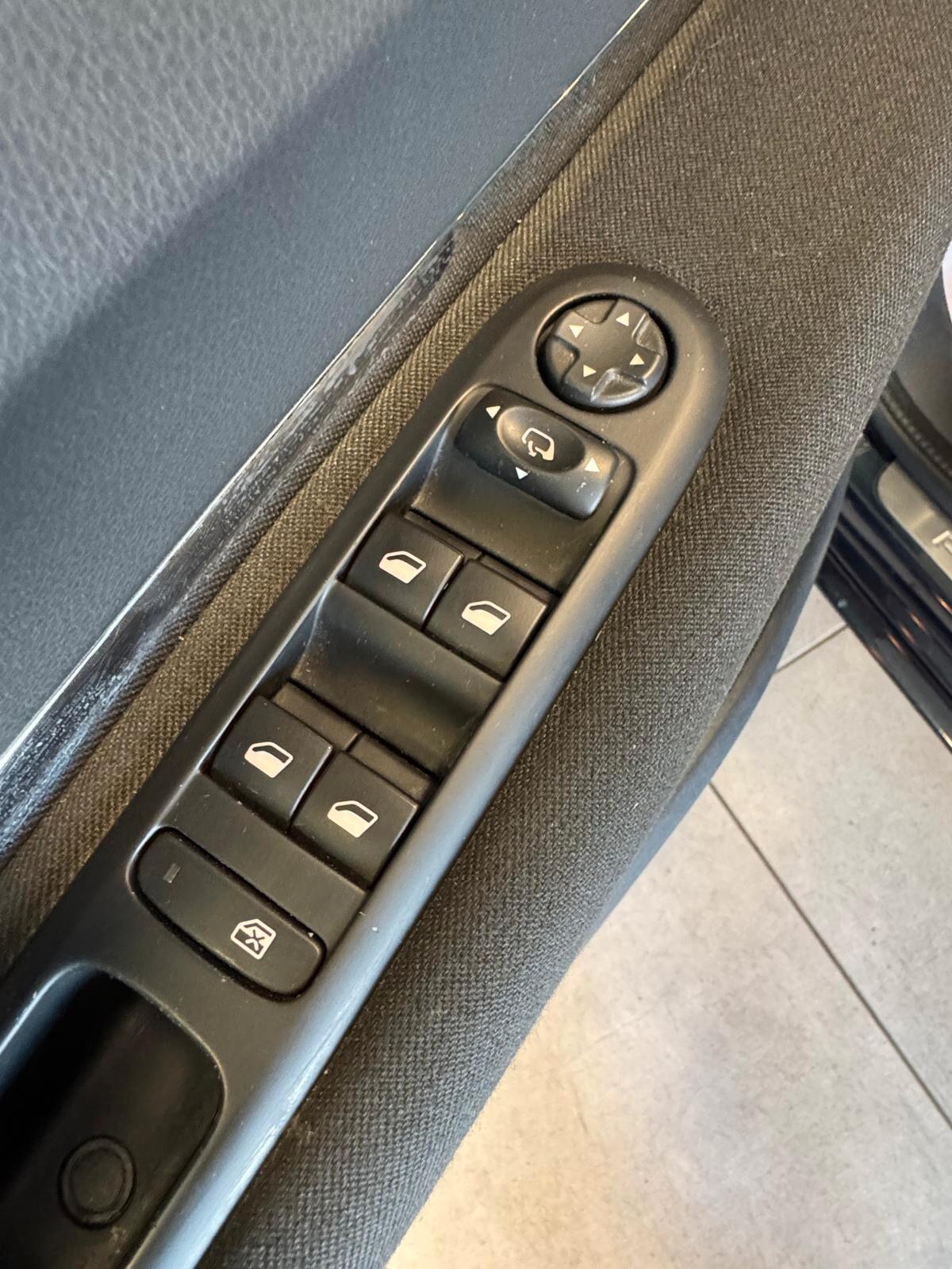 Peugeot 5008 1.6 BLUEHDI 120CV EAT6 ALLURE 7POSTI 2015