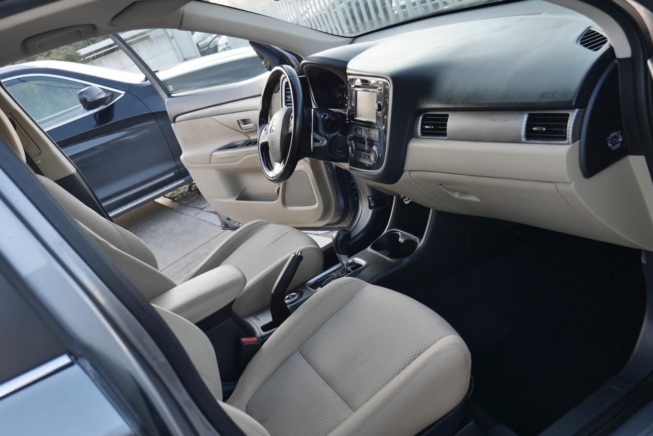 Mitsubishi Outlander 2.2 DI-D 4WD Instyle Plus Navi