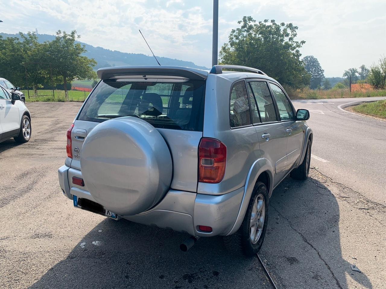 Toyota RAV 4 comodo e spazioso 4x4, ideala per hobby caccia funghi... tagliando generale fatto ora 239000 km