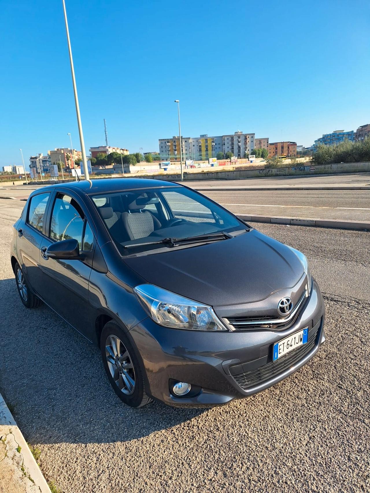 Toyota Yaris 1.3 5 porte Lounge - 12/2013