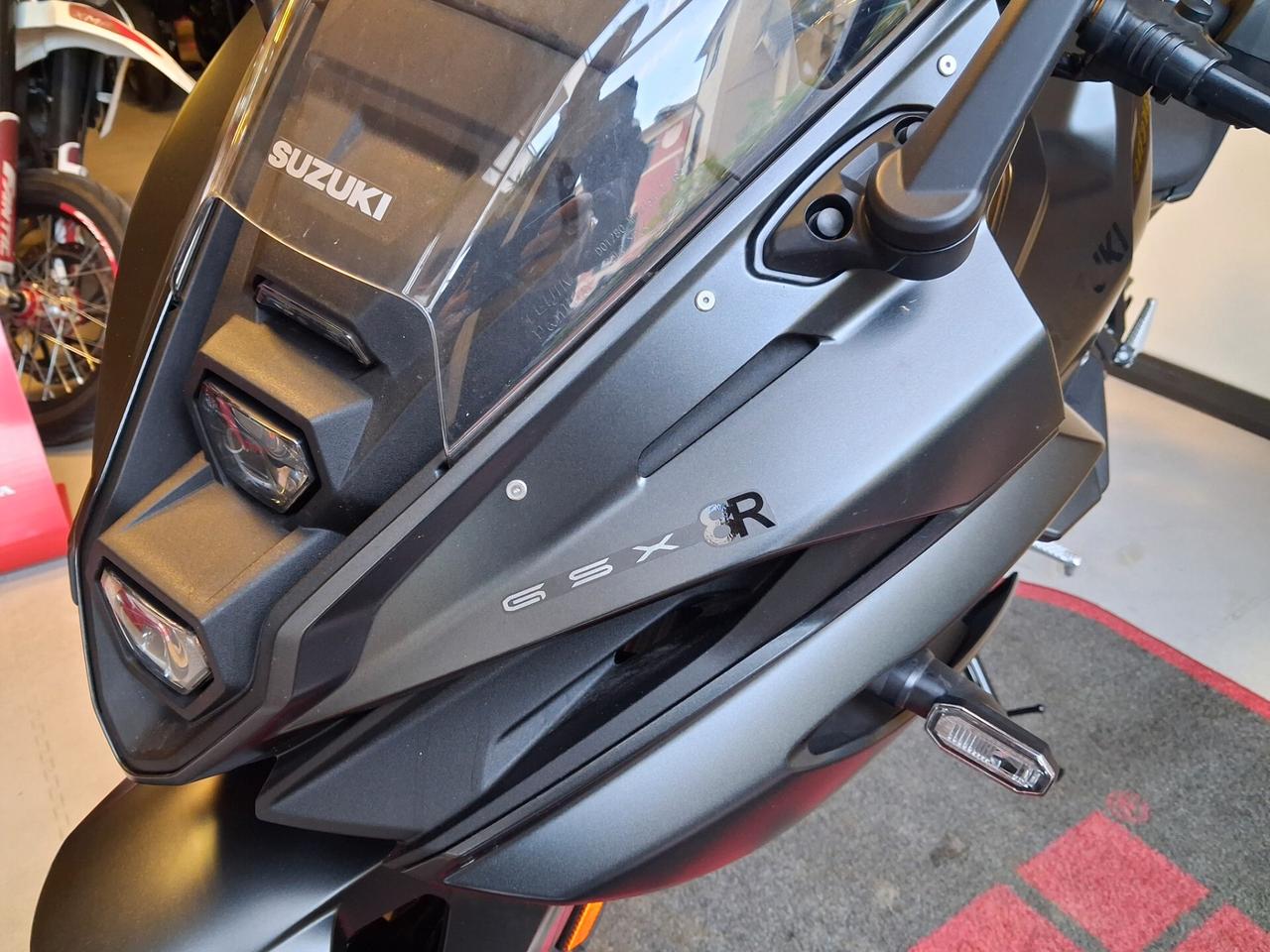 Suzuki GSX-8R R