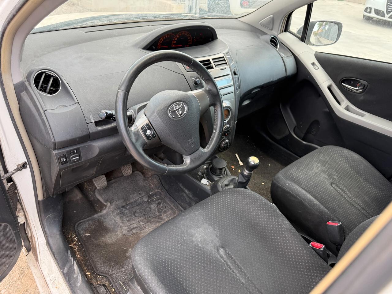 TOYOTA YARIS ANNO 2011 1.0 BENZINA *MARCIANTE