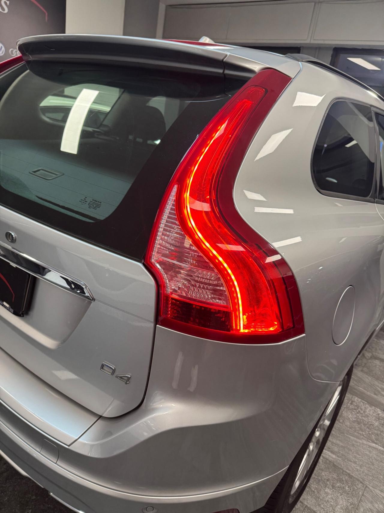 Volvo XC60 D4 R-design Momentum