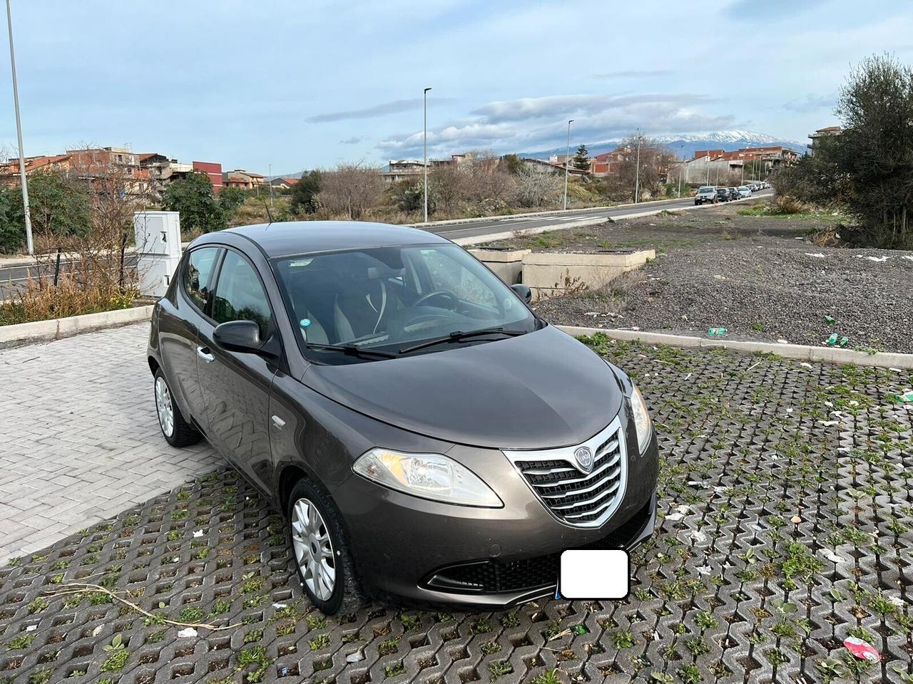 Lancia Ypsilon 1.3MLJT A-F-F-A-R-O-N-E 2014