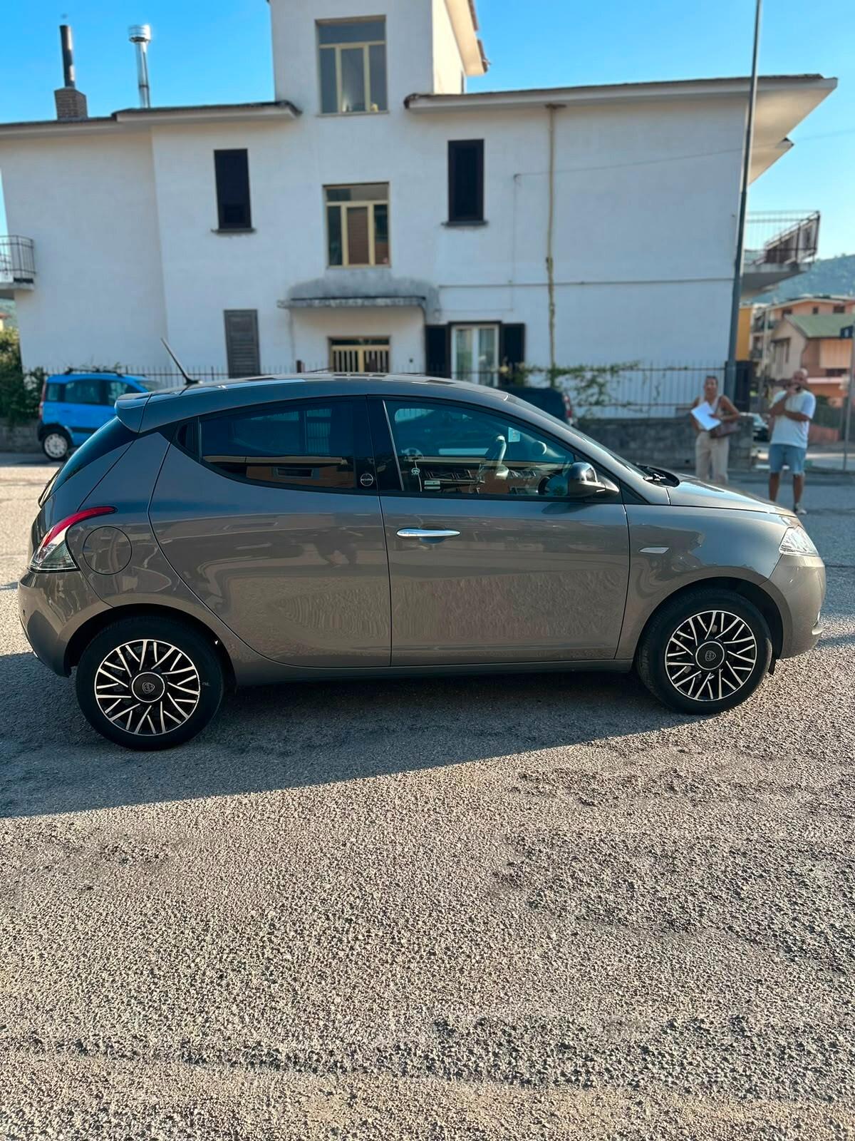 Lancia Ypsilon 1.0 FireFly 5 porte S&S Hybrid Ecochic Gold