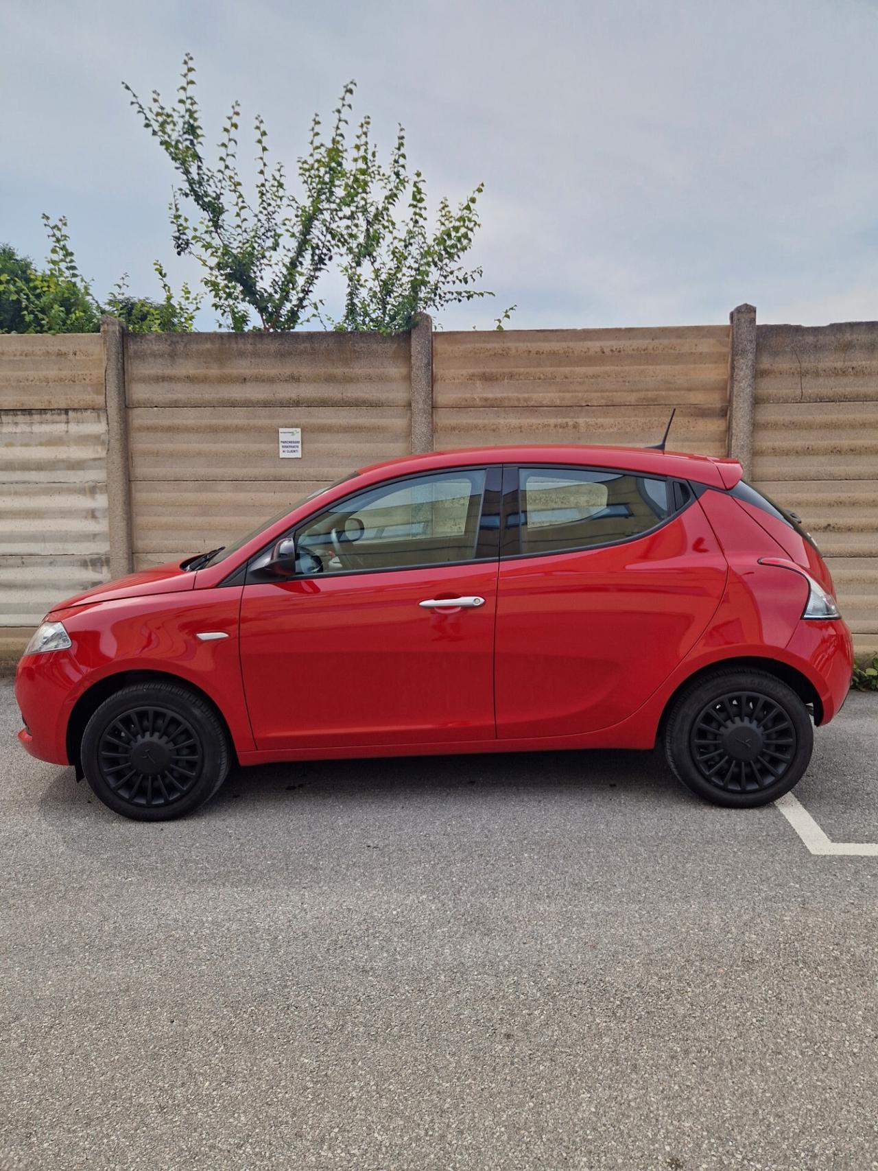 Lancia Ypsilon 1.0 Hybrid - 2023