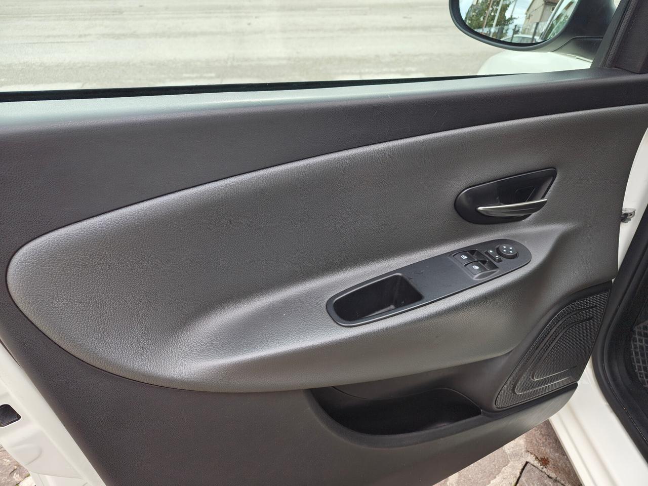 Lancia Ypsilon 1.2 69 CV 5 porte GPL Ecochic Silver