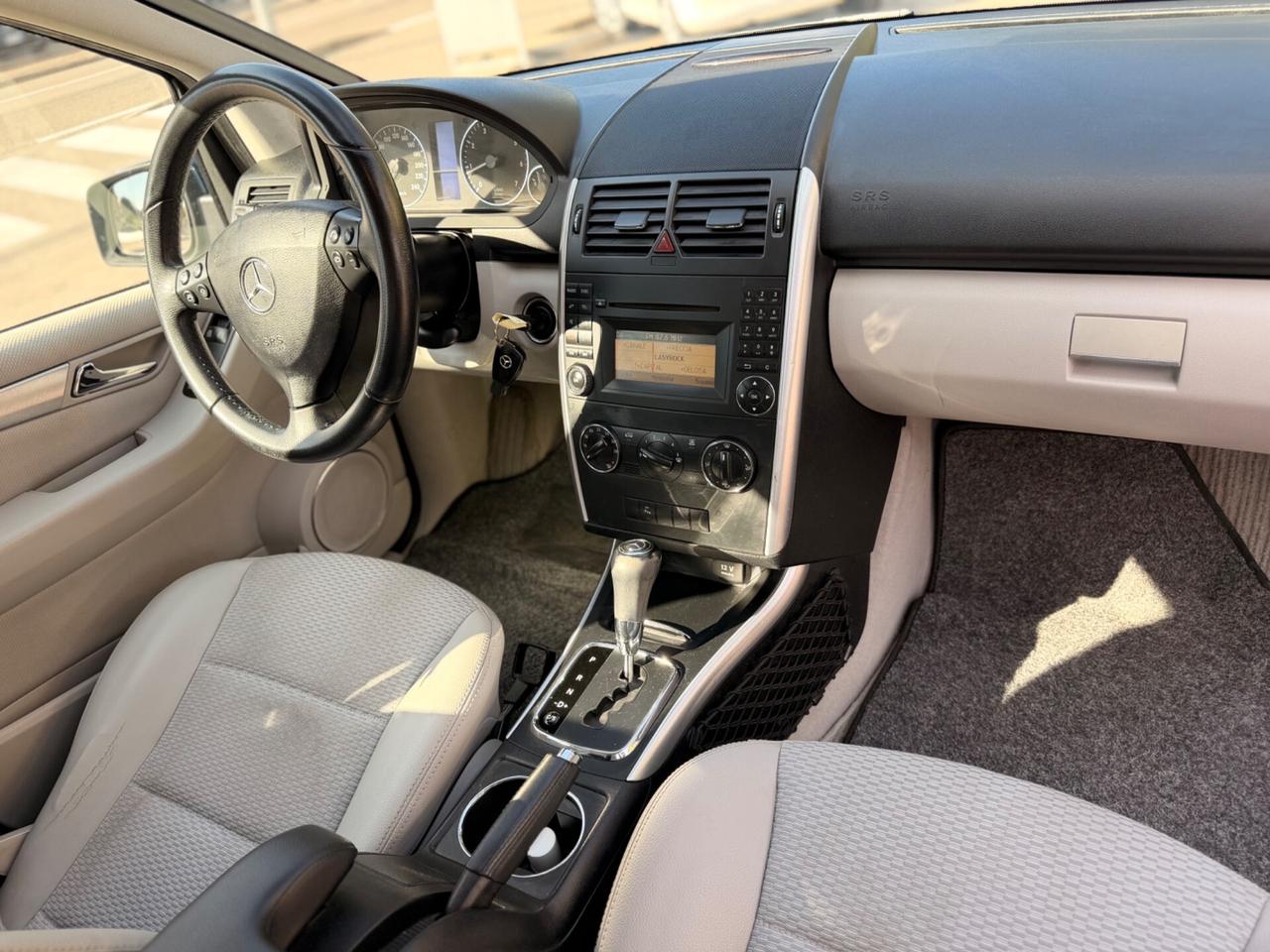 MERCEDES A180 automatico benzina neopatentati