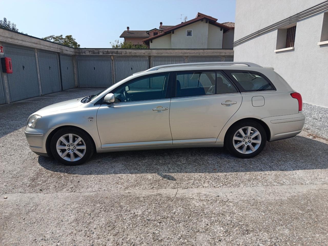 Toyota Avensis 2.0 D-4D 16V Station Wagon DOPPIO TRENO DI PNEUMATICI
