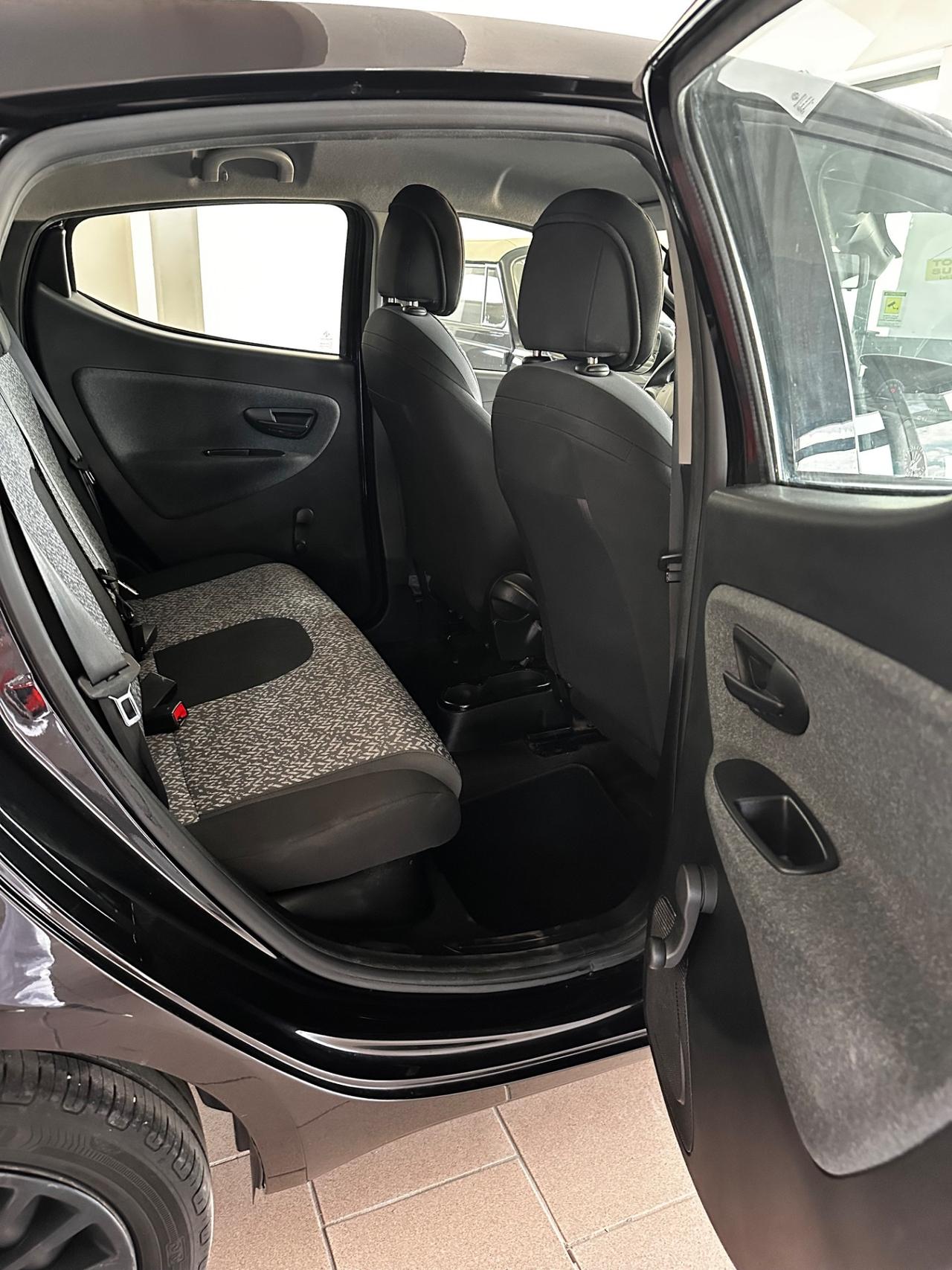 Lancia Ypsilon 1.0 FireFly 5 porte S&S Hybrid Silver