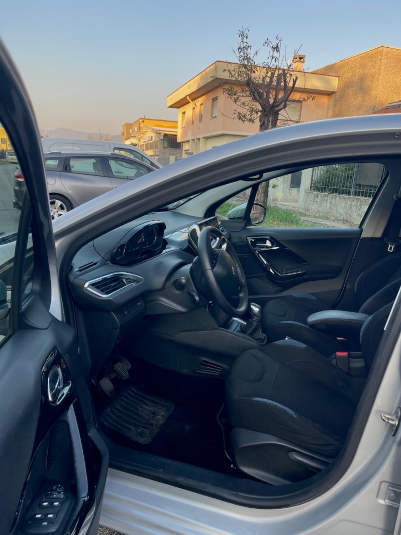 Peugeot 208 1.4 HDi 68 CV 5 porte Allure per Neopatentati 204