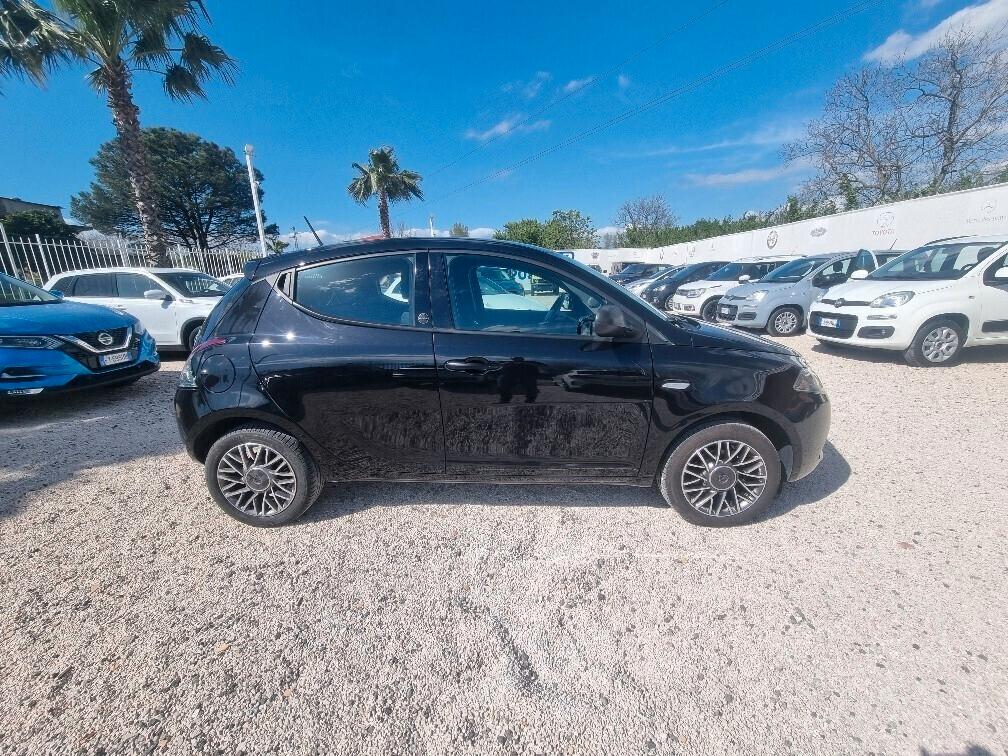 Lancia Ypsilon 1.0 FireFly 5 porte S&S Hybrid Ecochic Silver