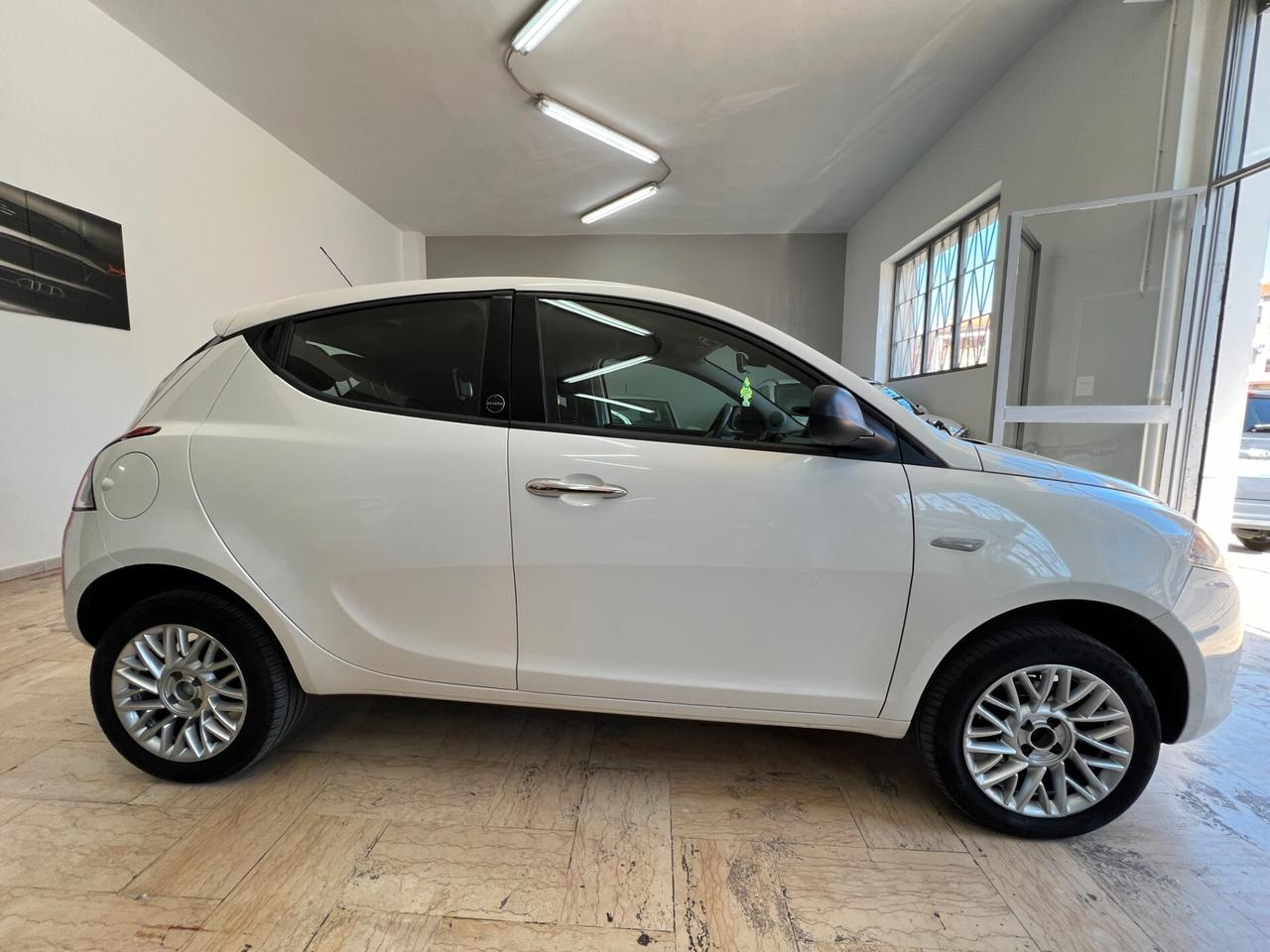 Lancia Ypsilon 0.9 TwinAir 85 CV Metano Ecochic Silver