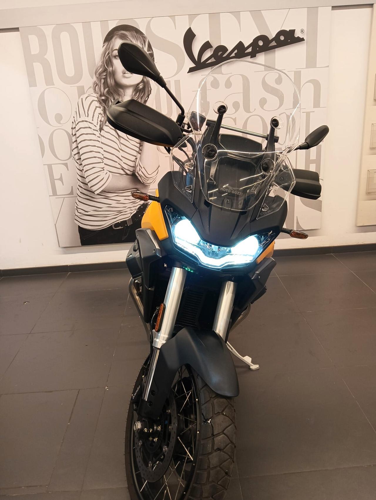 Moto Guzzi Stelvio giallo savana