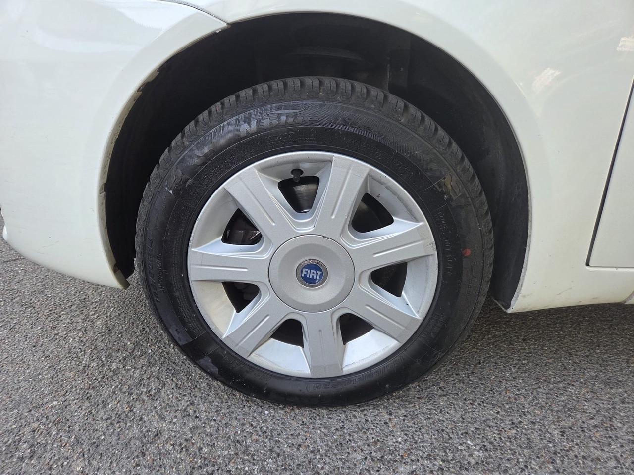 Fiat Punto 1.2 16V 5 porte Emotion* Neo patentati *