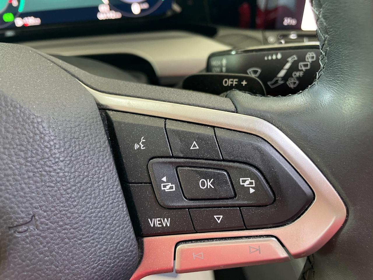 Volkswagen Golf 1.0 eTSI EVO DSG Life Cerchi17 Luci ambient