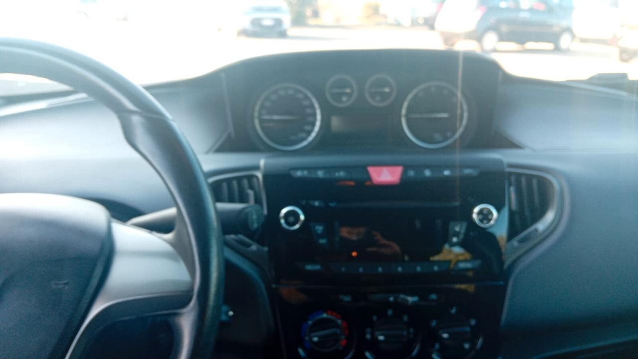 Lancia Ypsilon 1.2 69 CV 5 porte S&S Silver
